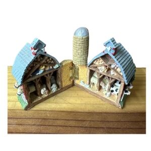 1994 Ranger International Hinged Barn Mini • Farm Animals • Resin Figurine